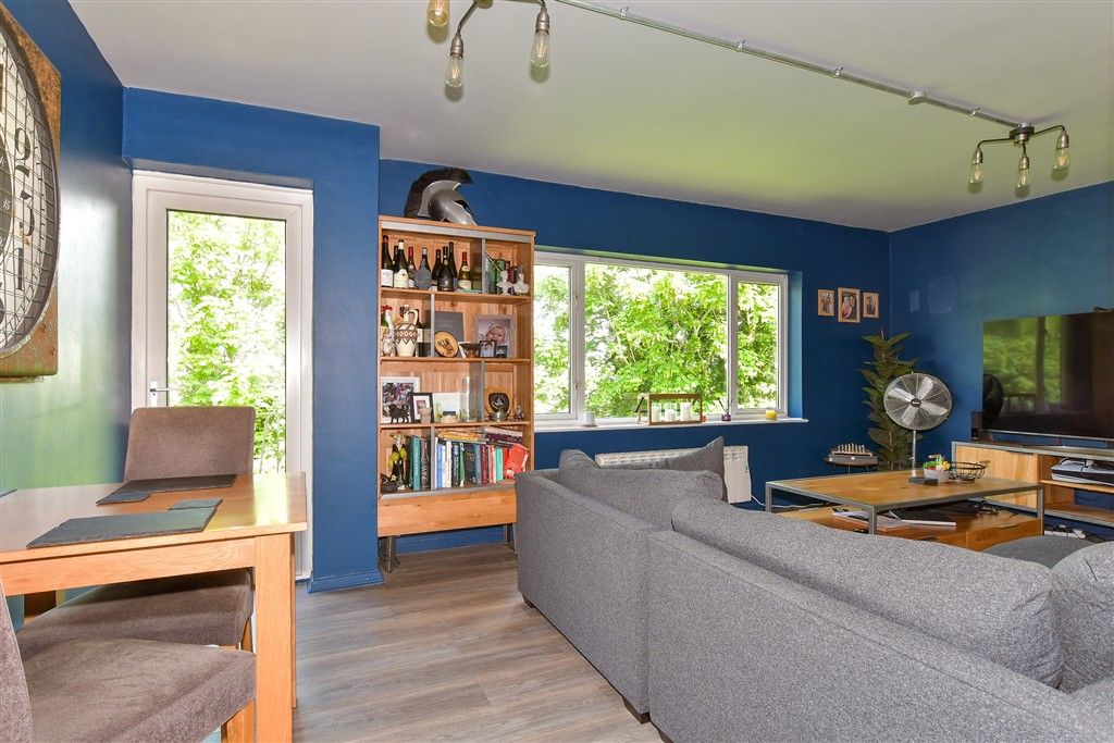 Property photo 2 of 9 Lounge