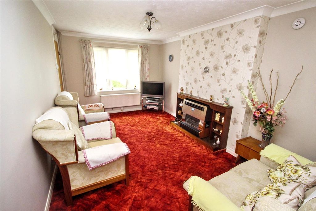 Property photo 3 of 11 Living Room