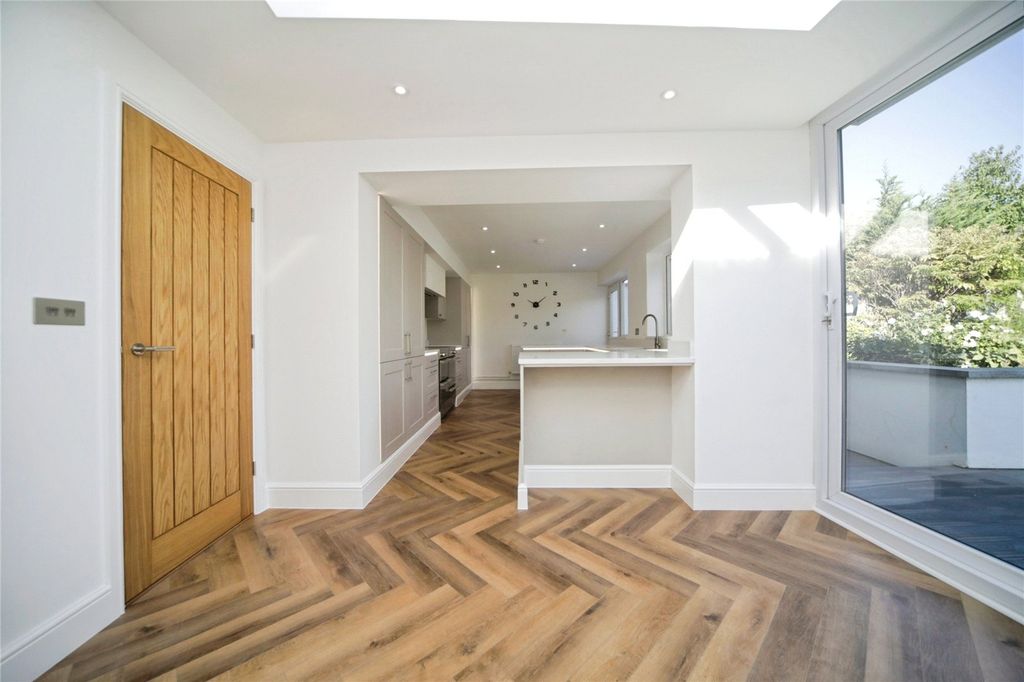Property photo 2 of 17 Picture No. 30