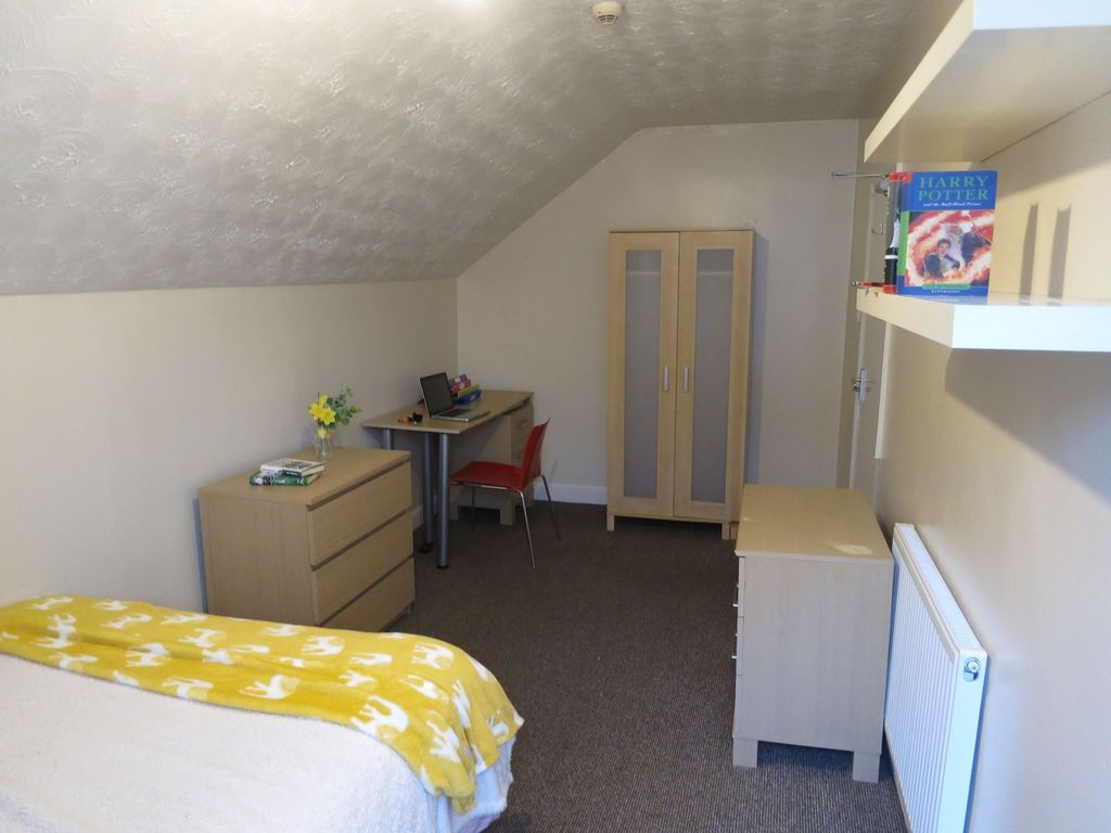 Property photo 1 of 13 Bright, Neatly Presented Attic Bedroom With Sloped...