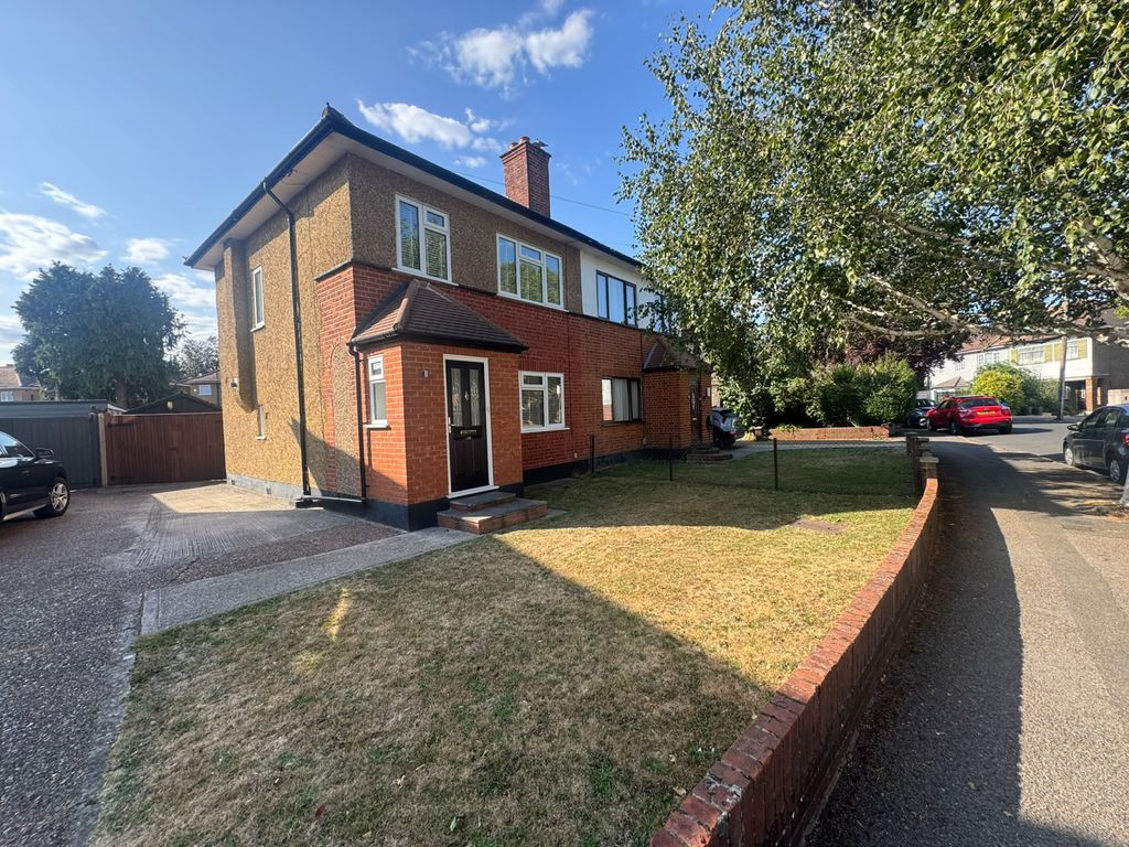 Property photo 1 of 8 3 Bed Semi-Detached House To Rent Raynton Drive, Hayes Ub4