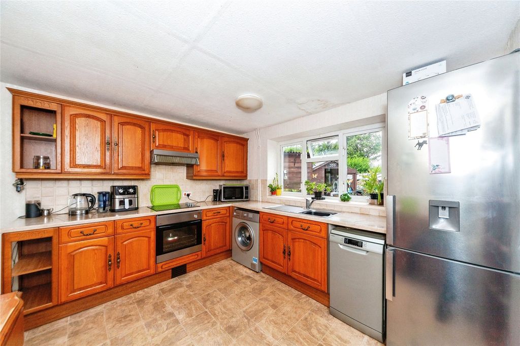 Property photo 3 of 27 Kitchen