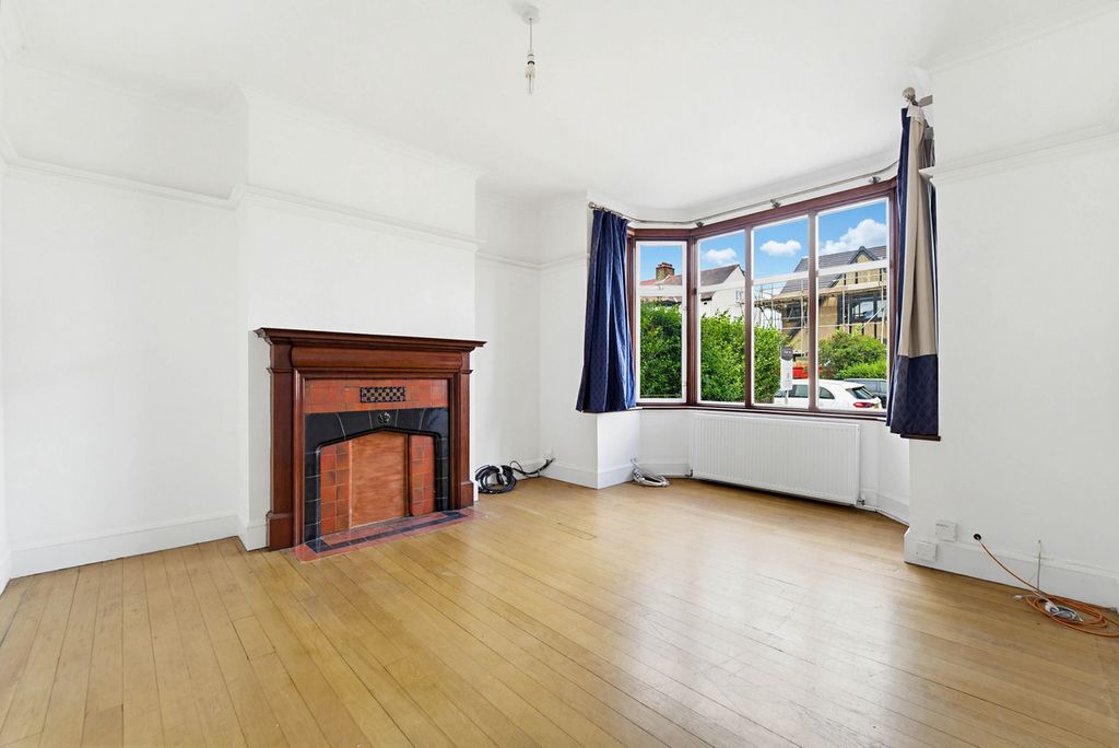 Property photo 3 of 27