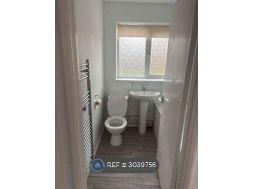 Property photo 2 of 11 Bathroom