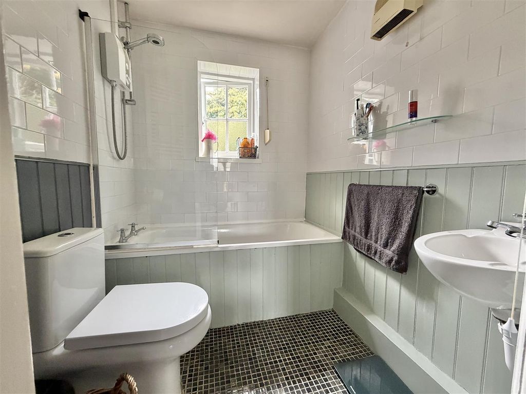 Property photo 3 of 19 Bathroom