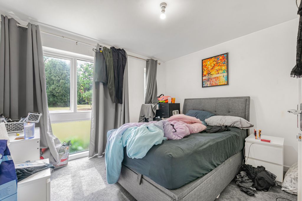 Property photo 3 of 7 63 Brantwood Gardens, West Byfleet, Surrey, Kt14 6Bs