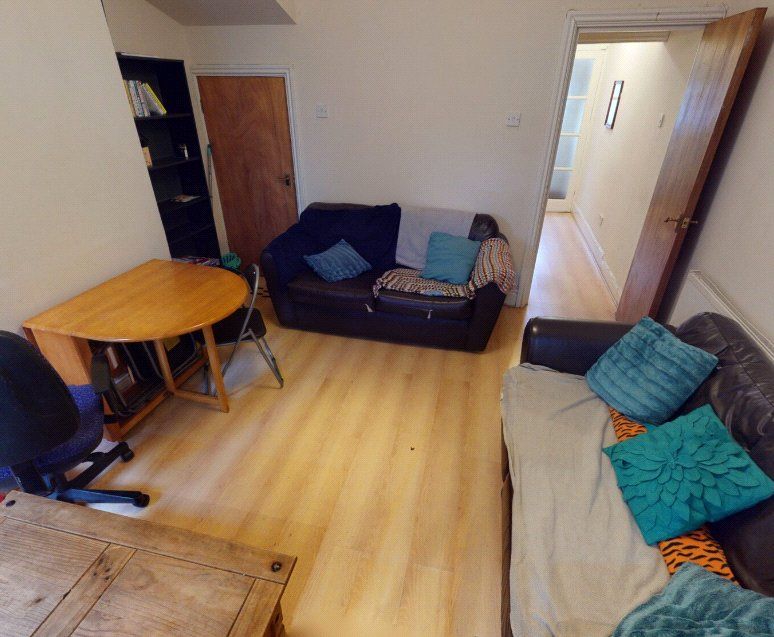 Property photo 1 of 7 Living Room