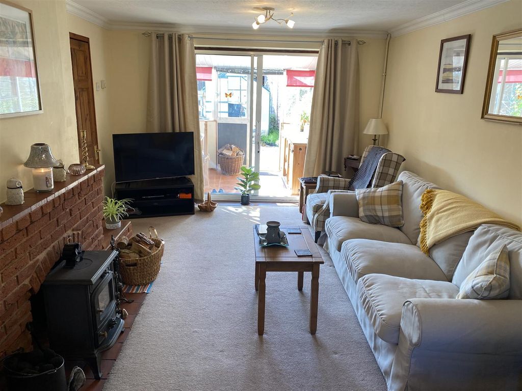 Property photo 3 of 14 Lounge