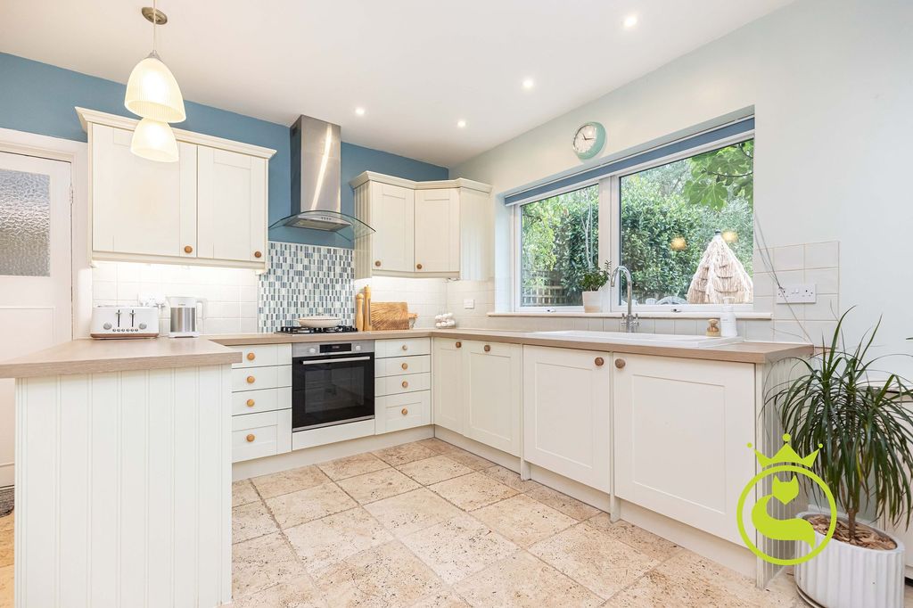 Property photo 3 of 28