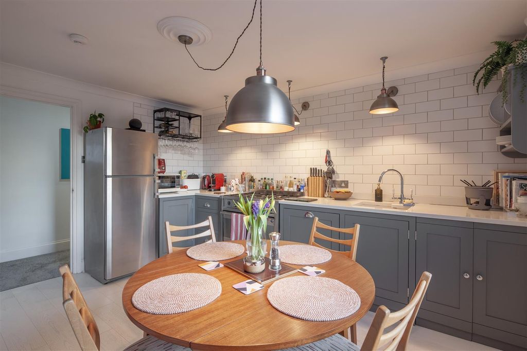 Property photo 3 of 14 5, 21 Pittville Lawn Kitchen 2.Jpg