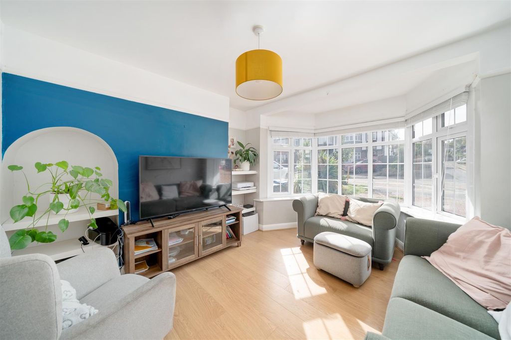 Property photo 2 of 12 Cardinal Avenue Sm4.