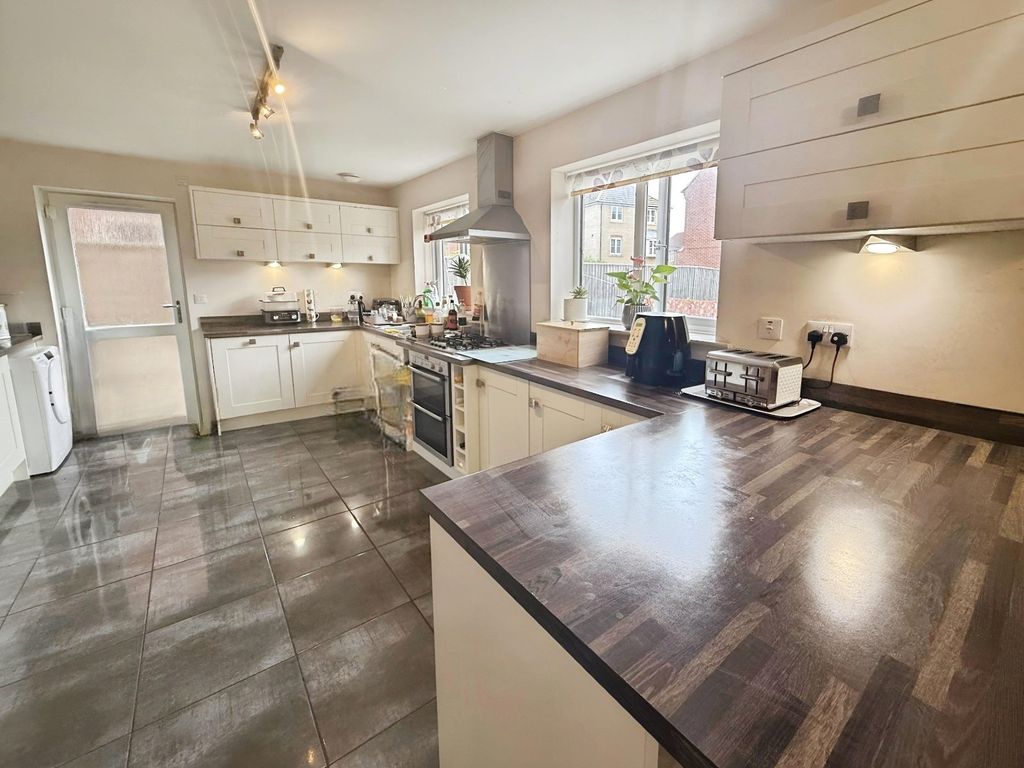 Property photo 3 of 19 Kitchen