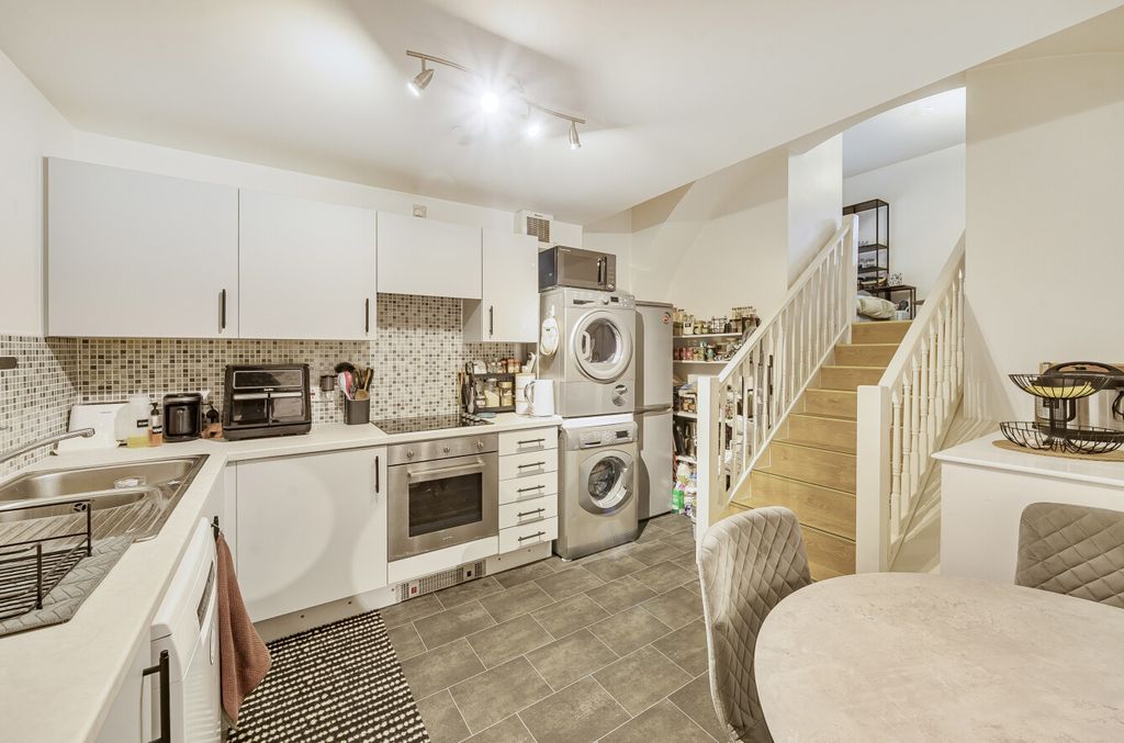 Property photo 3 of 13 1387855-12-696630...