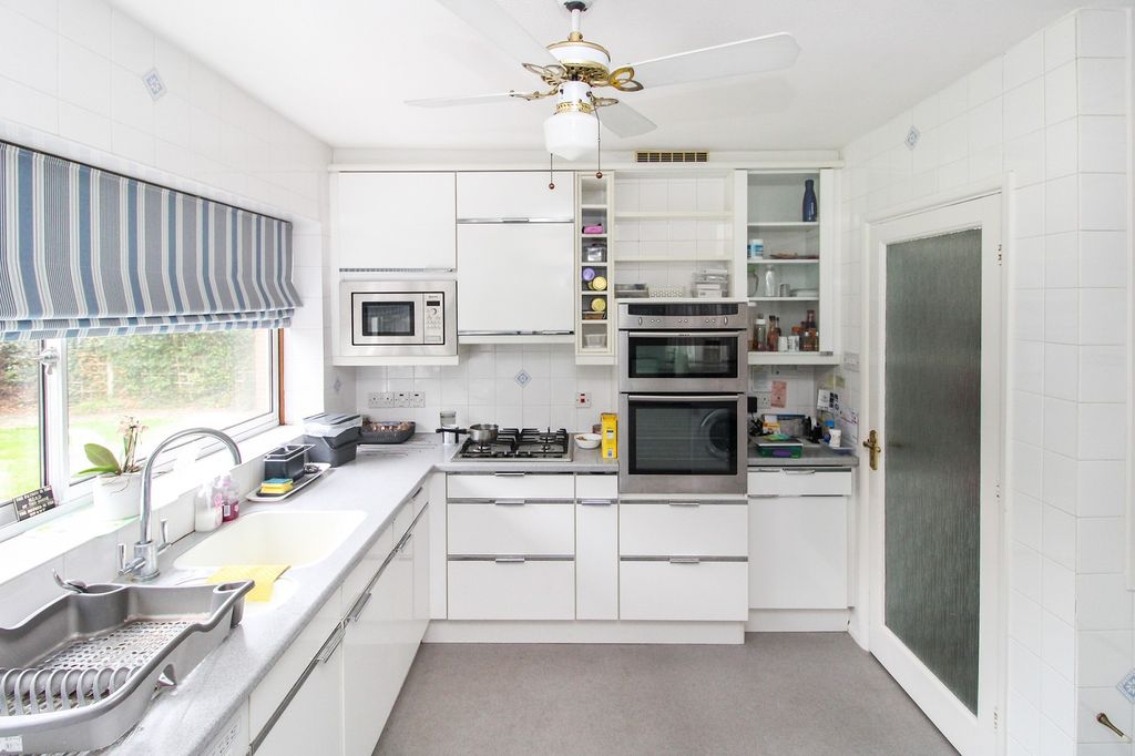 Property photo 3 of 11 Kitchen