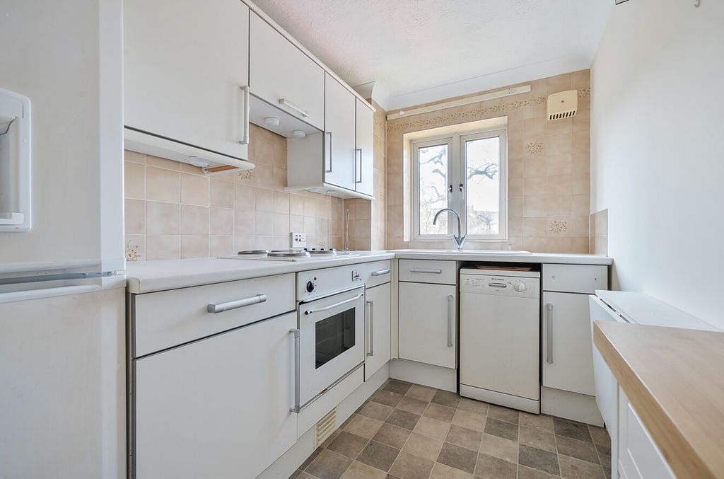 Property photo 3 of 10 Kitchen1