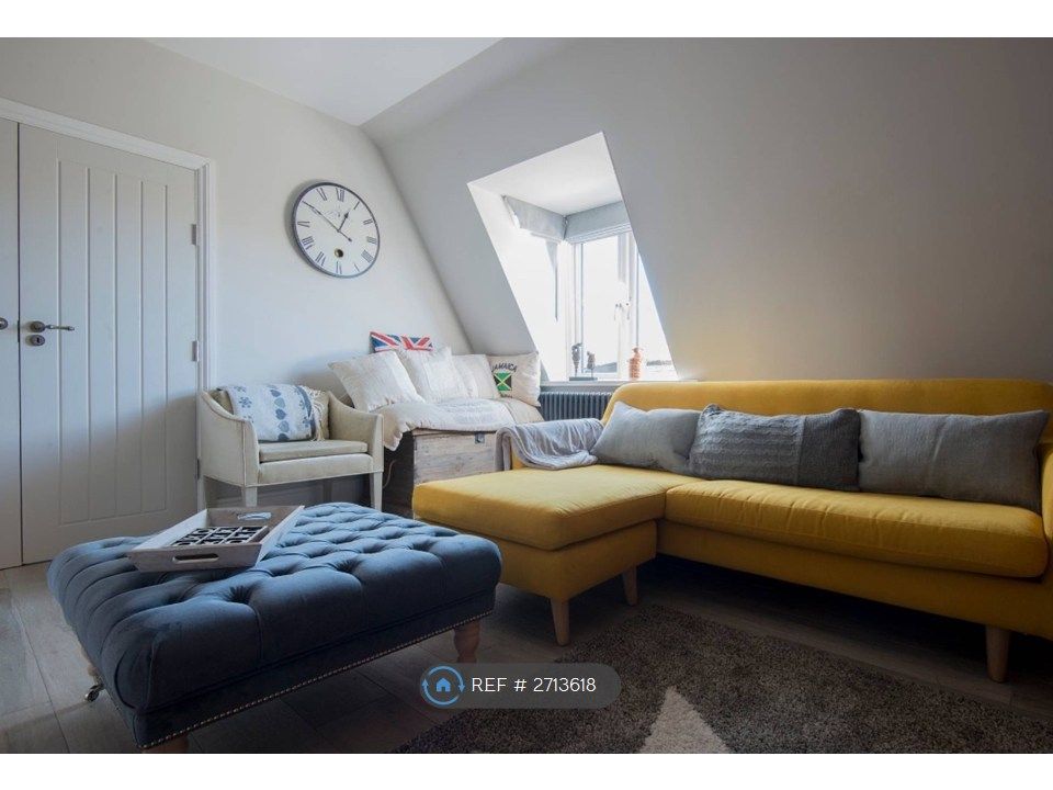 Property photo 3 of 17 Living Room