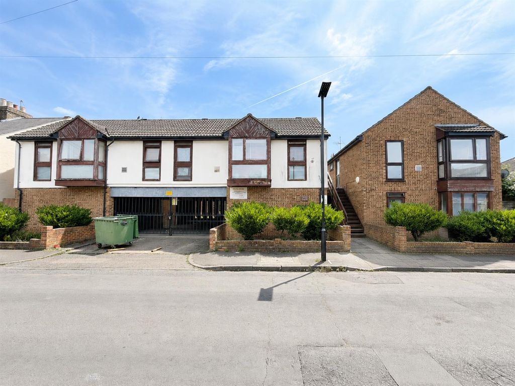Property photo 1 of 6 Hyde Court