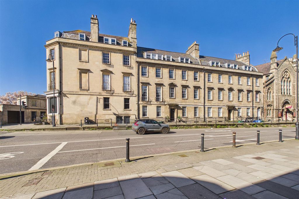 Property photo 1 of 17 Flat 4, 2 Fountain Buildings, Walcot, Bath BA1 5Du