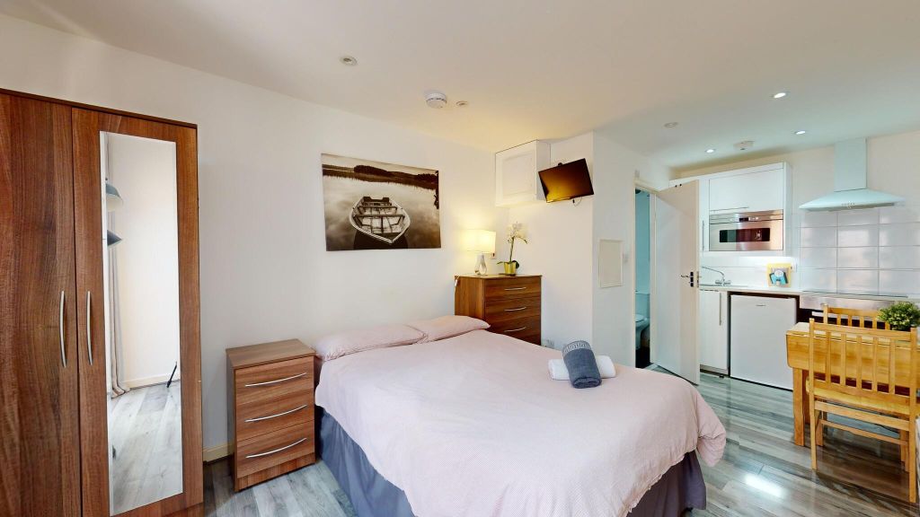 Property photo 1 of 9 Bedroom