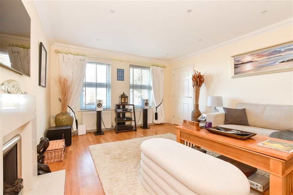 Property photo 1 of 18 Lounge