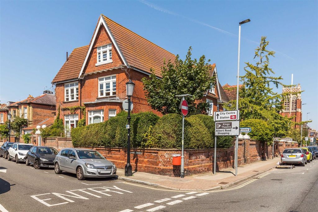 Property photo 1 of 7 Flat 3, Merlin Lodge, Victoria Road South, Po5 2Bz