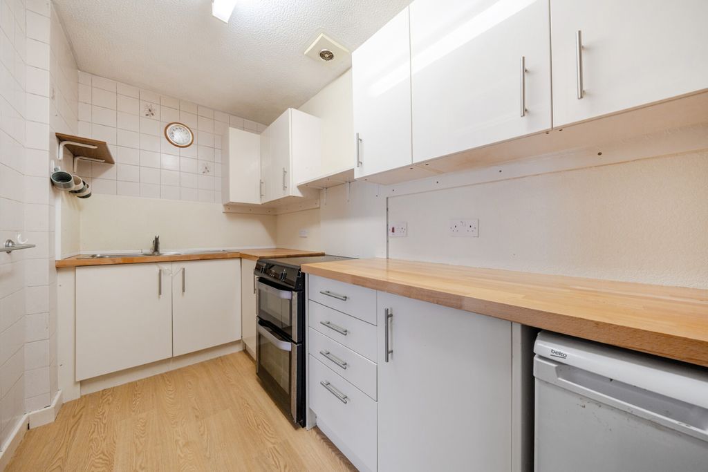 Property photo 2 of 10 Kitchen