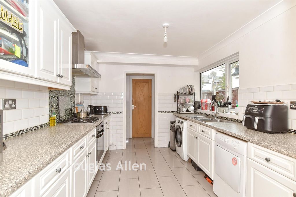 Property photo 3 of 9 Kitchen