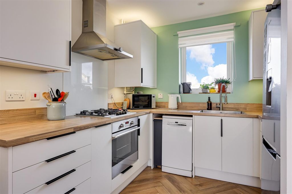 Property photo 3 of 17 Kitchen