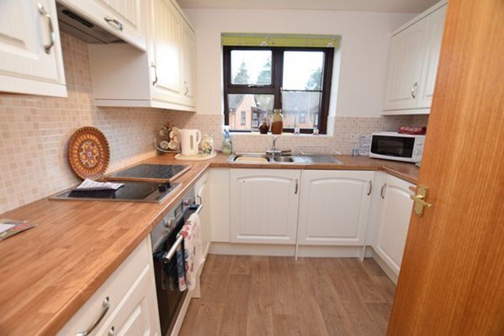 Property photo 3 of 12 Kitchen