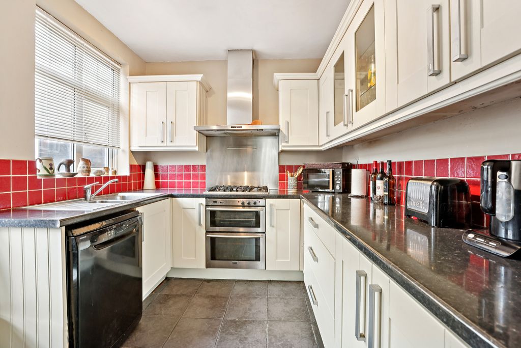 Property photo 3 of 30 Kitchen