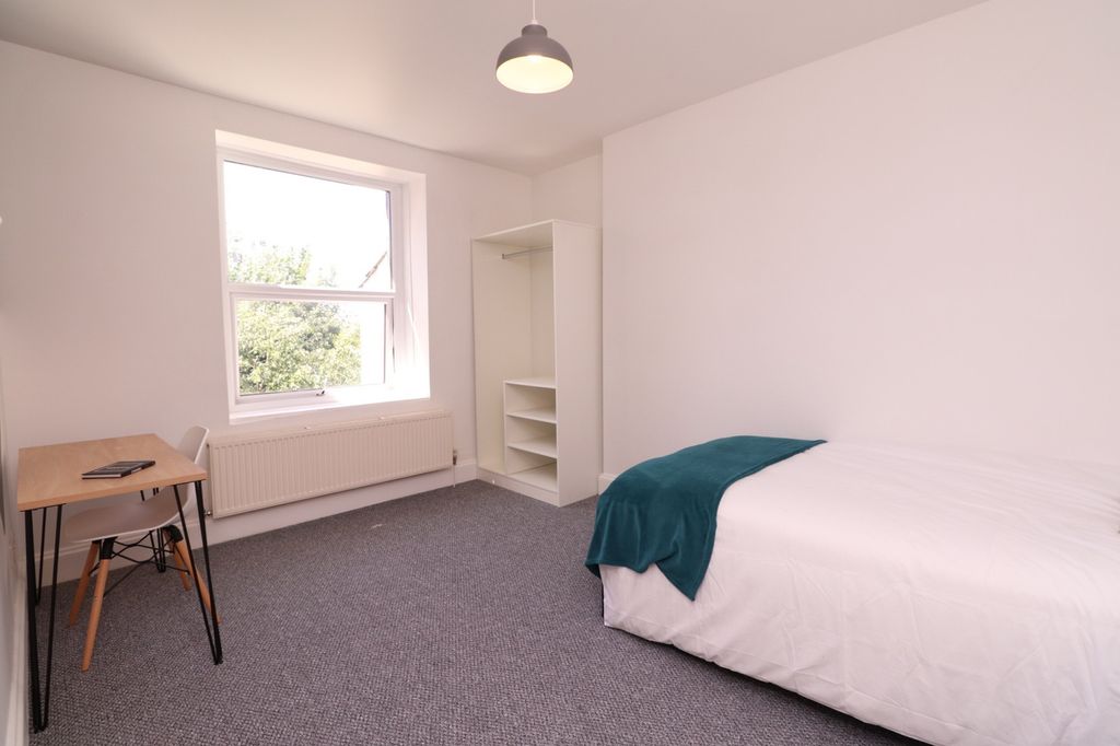 Property photo 2 of 15 A Bright And Spacious Double Bedroom Featuring A c...