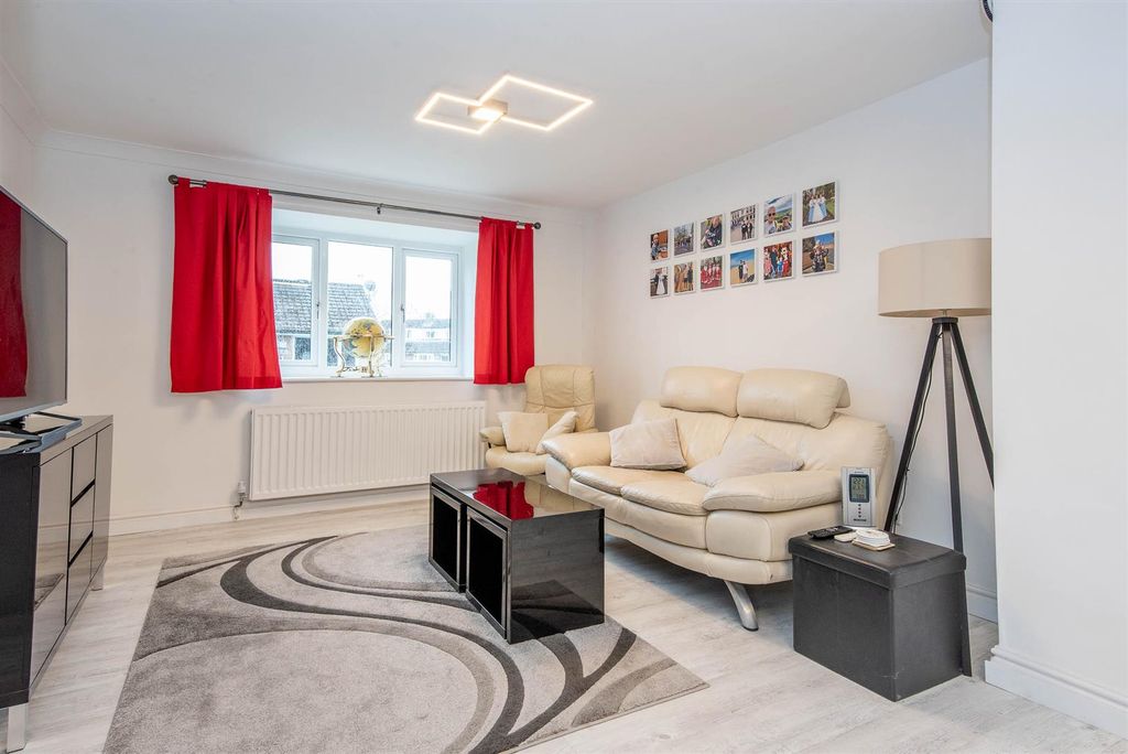 Property photo 3 of 19 Lounge/Kitchen