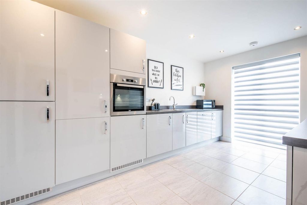 Property photo 3 of 23 Kitchen