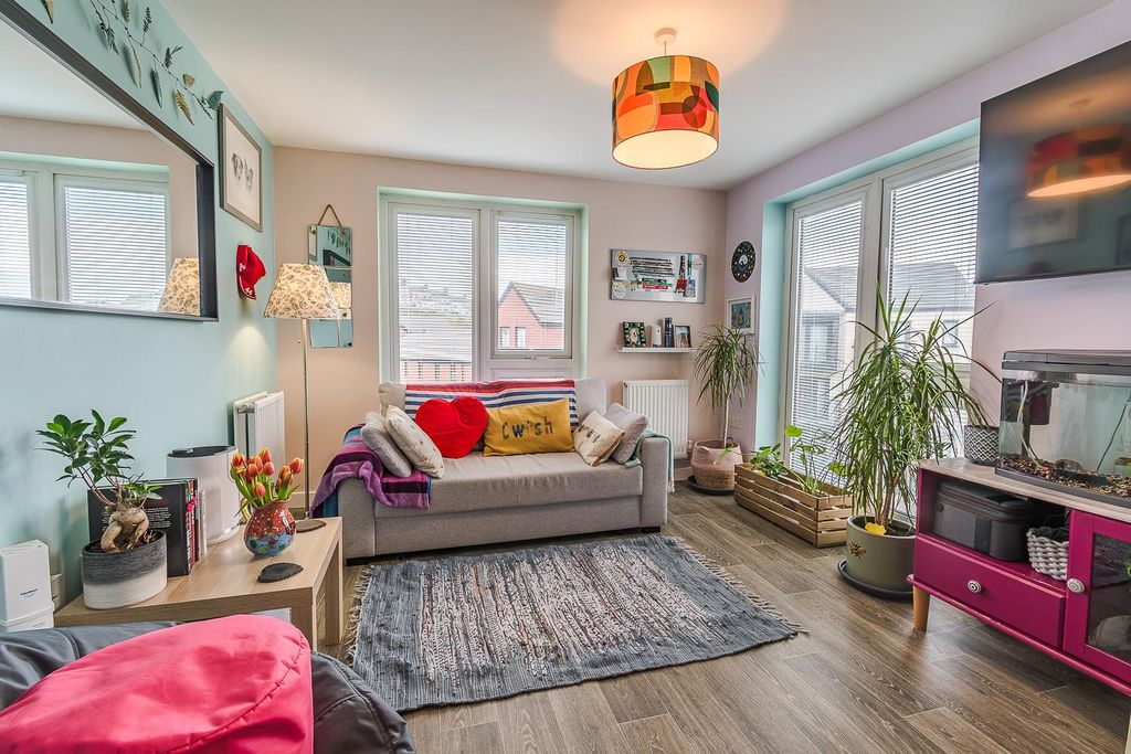 Property photo 3 of 14 Living / Kitchen / Dining