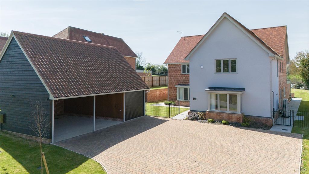 Property photo 3 of 13 Triple Cart Lodge/Garage