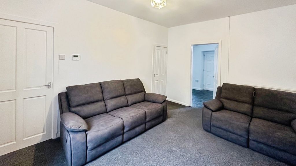 Property photo 3 of 11 Lounge