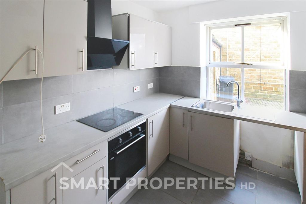 Property photo 3 of 7 Flat-10-St-Philips-Court_00007.Jpg