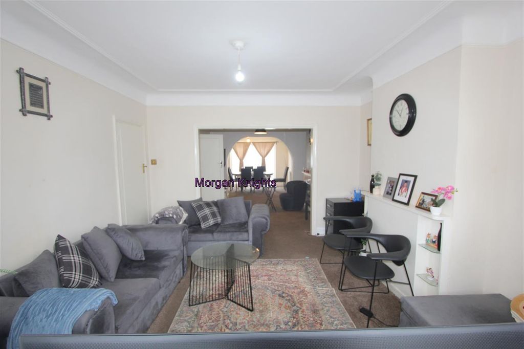 Property photo 3 of 23 Through Lounge: