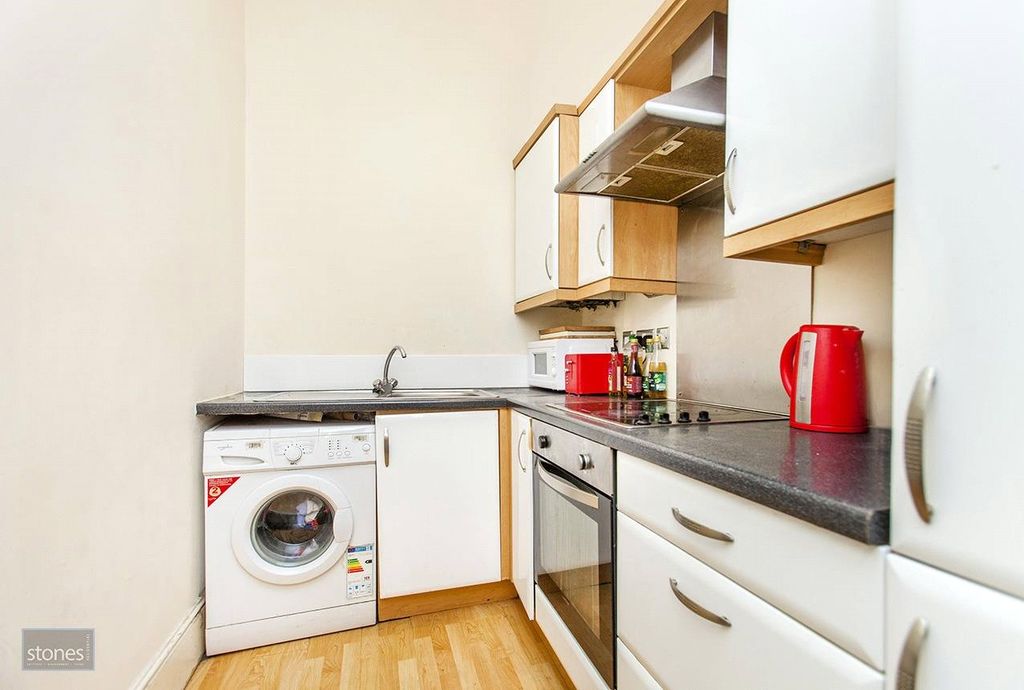 Property photo 3 of 8 Kitchen