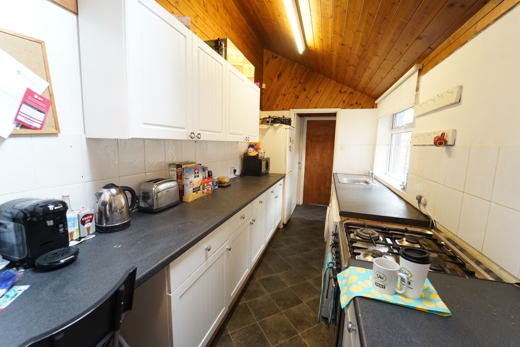 Property photo 2 of 7 Kitchen