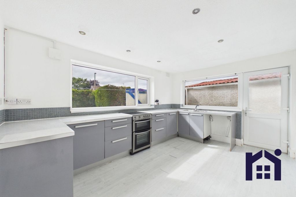 Property photo 2 of 27 Dining Kitchen