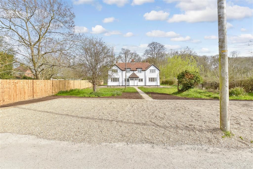 Property photo 2 of 10 Driveway/Parking