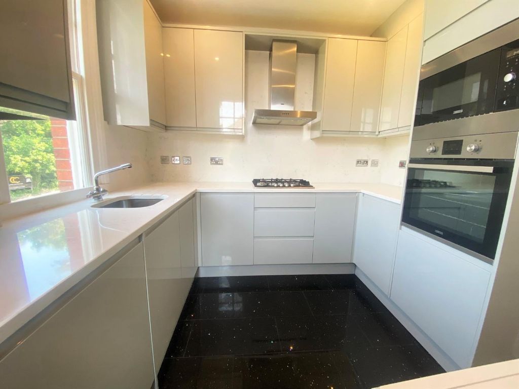 Property photo 3 of 10 Kitchen.Jpg