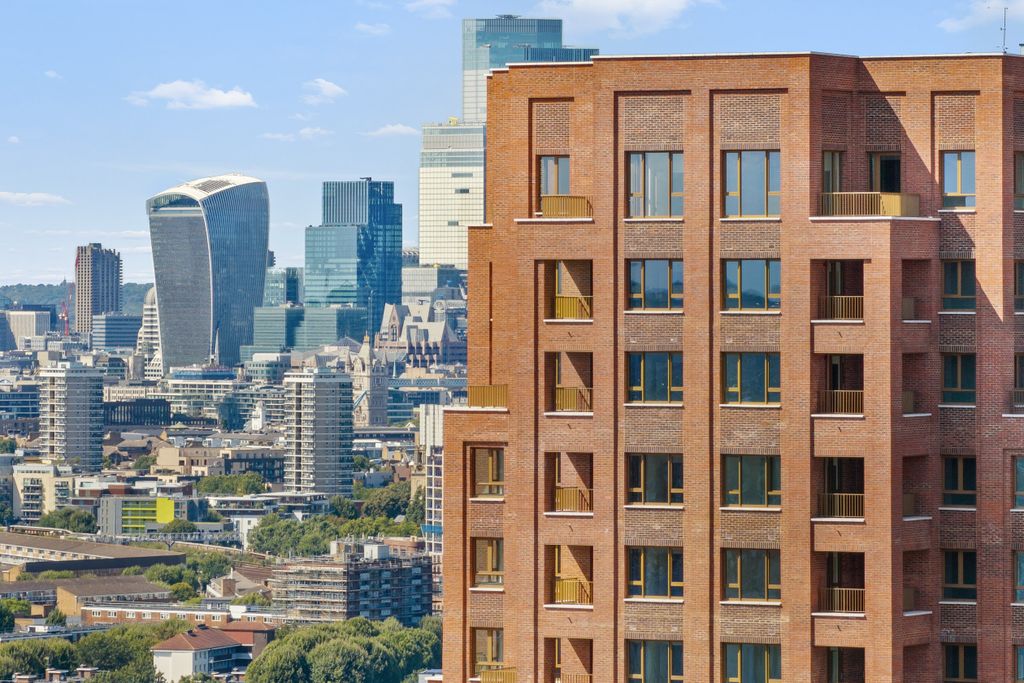 Property photo 2 of 8 Bermondsey Heights Drone August 25