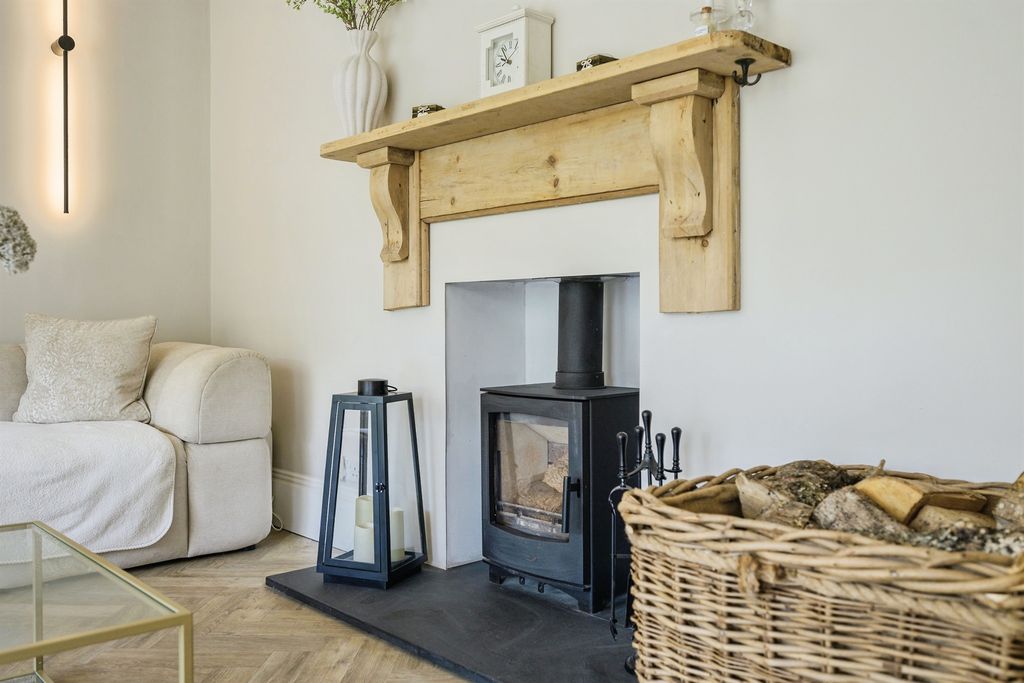 Property photo 3 of 19 Lounge Area: