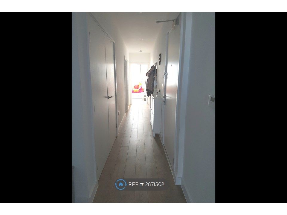 Property photo 3 of 8 Hallway