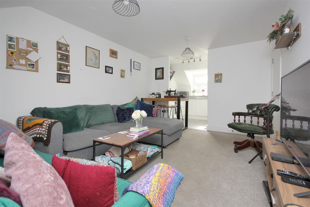 Property photo 3 of 11 Lounge Diner 2