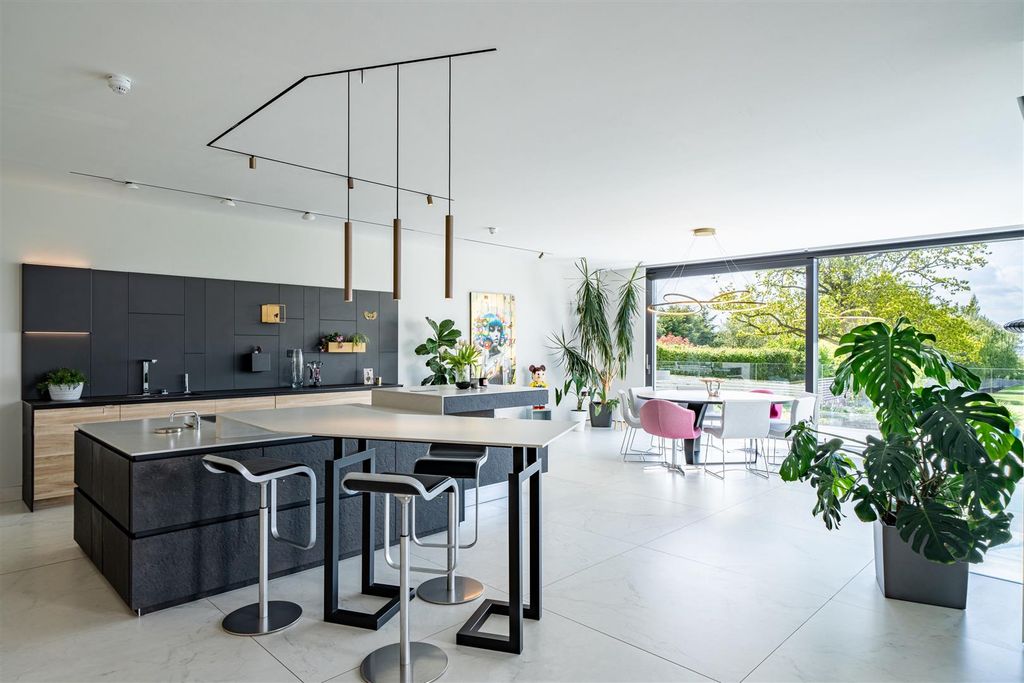 Property photo 3 of 24