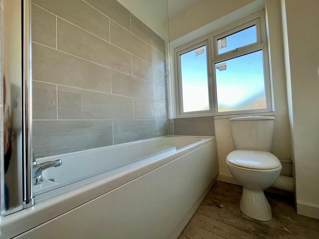 Property photo 2 of 11 Bathroom