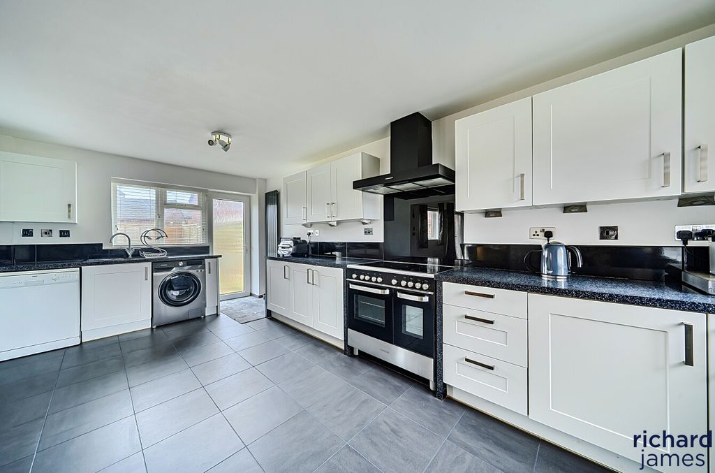 Property photo 2 of 13 08F0ba2Fd01c40A0Af2084c7d17d9E02